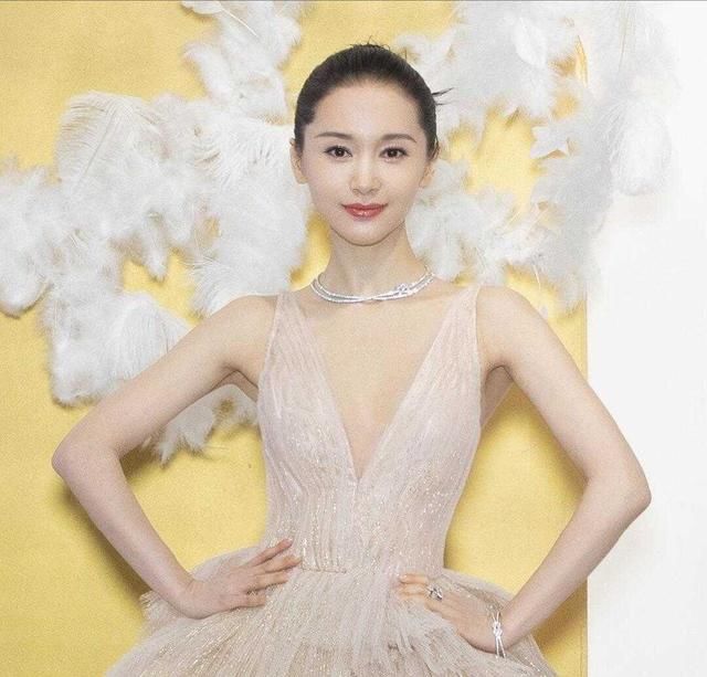 「 条连衣」穿吊带连衣裙现身活动现场，凹凸有致，王子文小个子的穿衣教科书