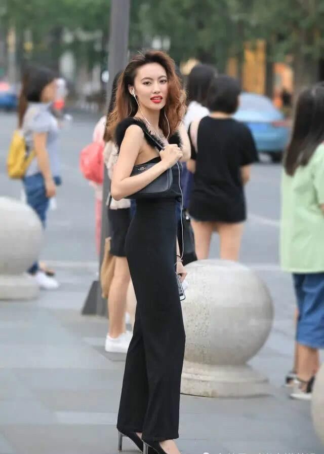  [女士]女人过了40岁，跟着穿“托腹裤”，舒适又显年轻！