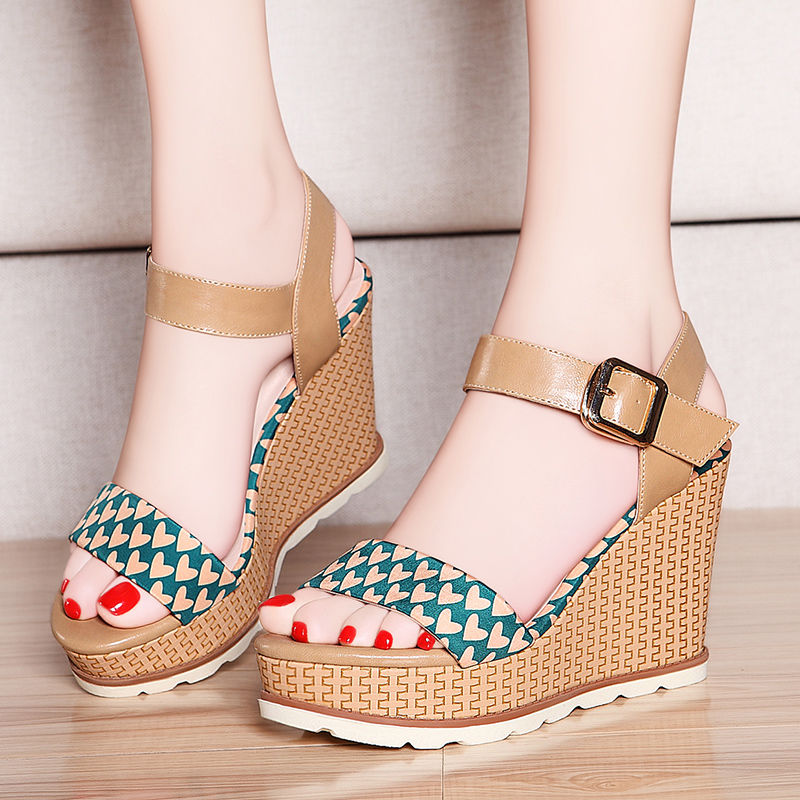 42岁老婆爱穿风韵犹存的高跟鞋，太美，比22岁的女销售都不差