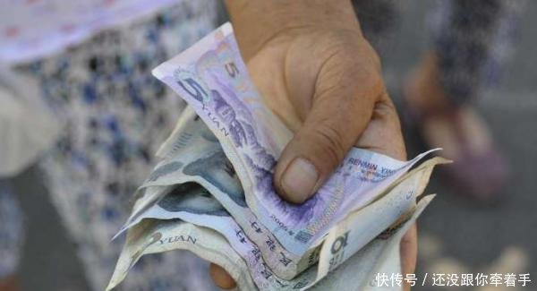 农村大娘赶集卖老宅稀罕物，被城里人35元买走，亏大了