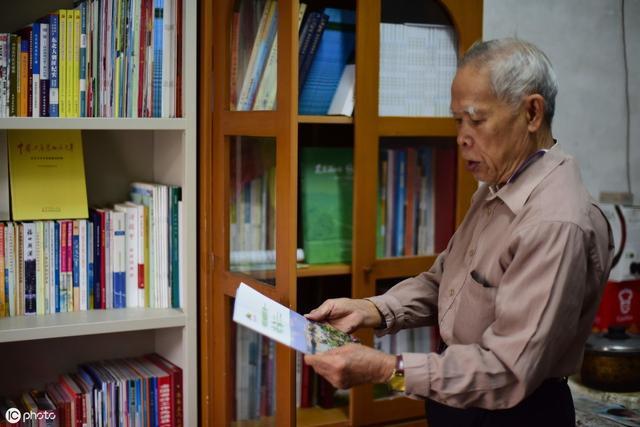 为什么公务员退休后还总往单位跑？