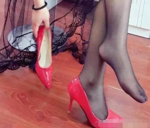 尖头高跟鞋的性感，让人十分难忘，十分喜欢
