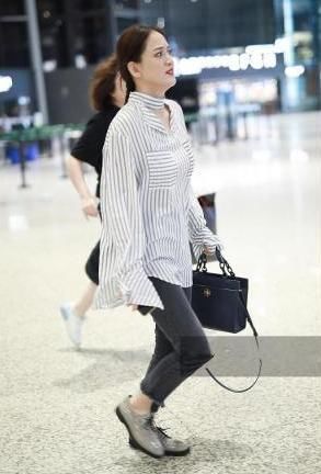 106斤陈乔恩与110斤蒋欣同穿条纹衫，才知道微胖和丰腴差距有多大