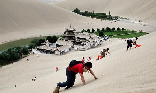 中国沙漠第一泉，现今已靠人工灌水18年，游客：不明白