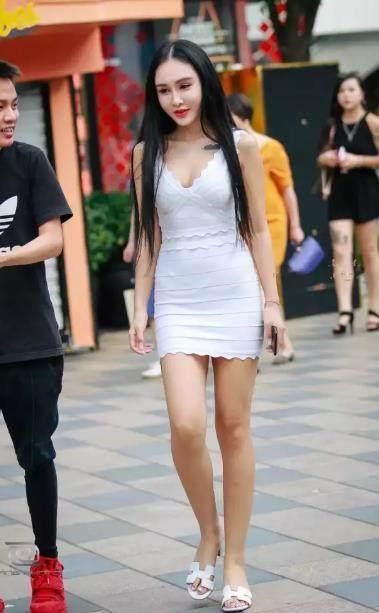 美女小姐姐白色吊带包臀裙，好身材让路人不禁羡慕!