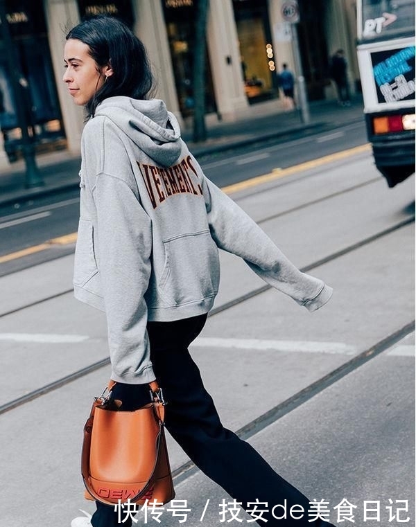 就要@女人买卫衣,就要挑这3种“耐看色”,穿个两三年都不会过时!