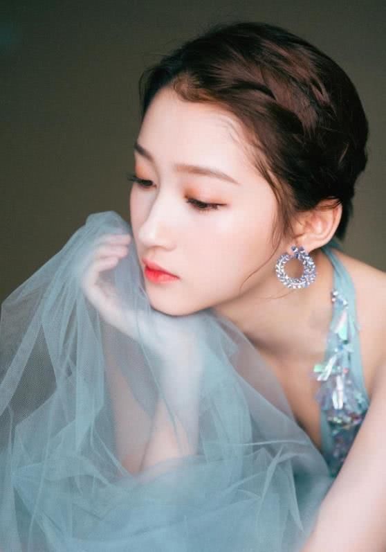 关晓彤美照，一身连衣裙穿出精灵的感觉，网友：可以和鹿晗媲美了