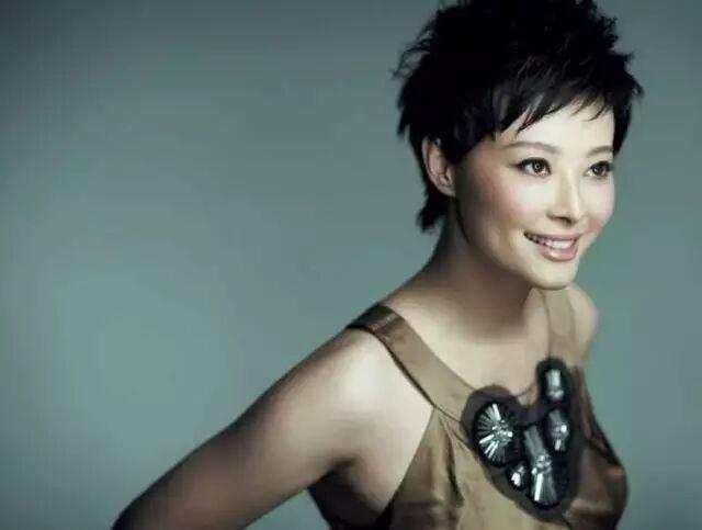 袁立回归再发文:你就是一个高级骗子!网友发现照片眼神有猫腻?