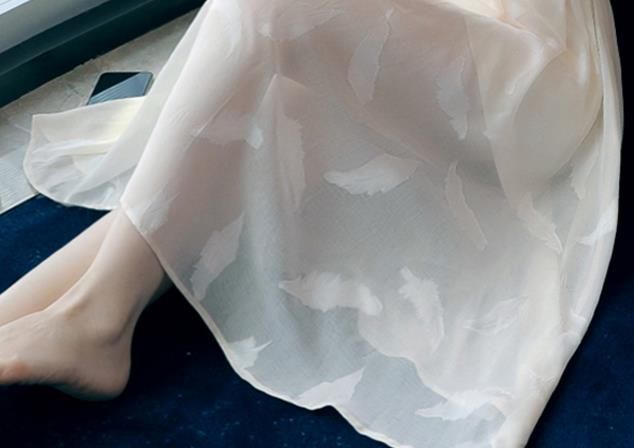 现在小姐姐真敢穿,连衣裙一件比一件亮眼,这才是男人喜欢的样子