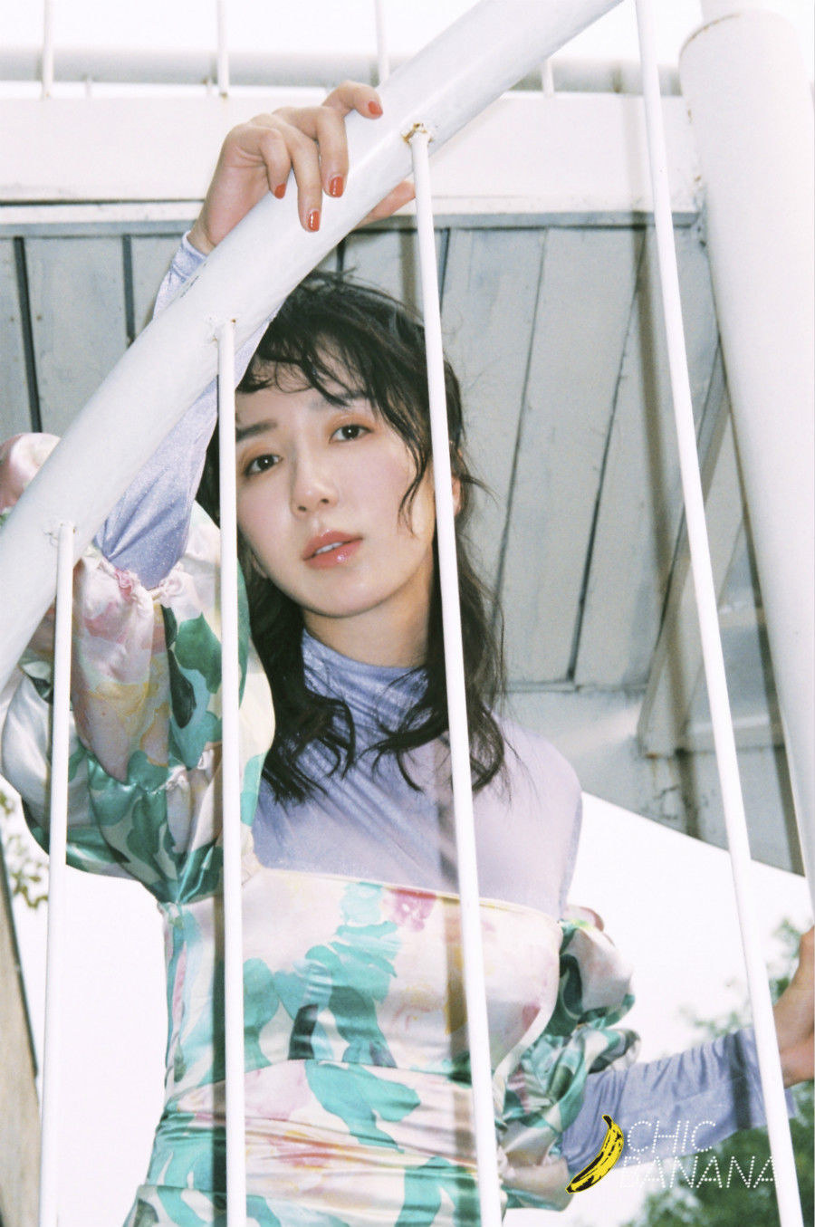 娄艺潇独家高清街拍大片海量出炉，眼神勾人