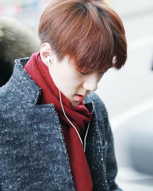 吴世勋一身风衣亮相机场,贵族气质很高冷