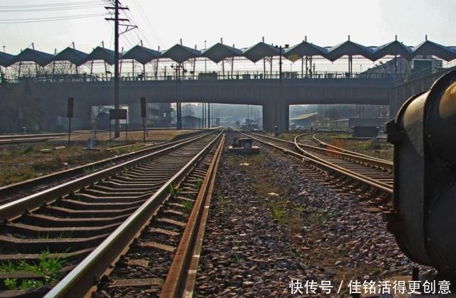  「不少」国内的火车轨道几乎都生锈，可为什么不用不锈钢建设？