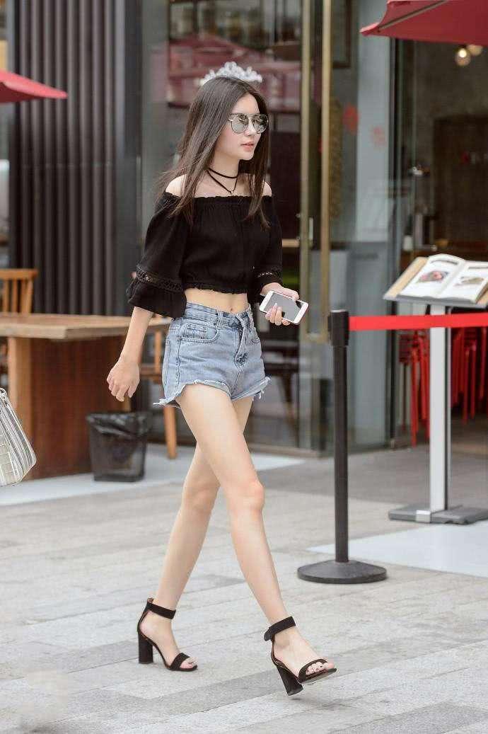 紧身裤时尚感十足，特别修身显瘦的版型，让你美的不同