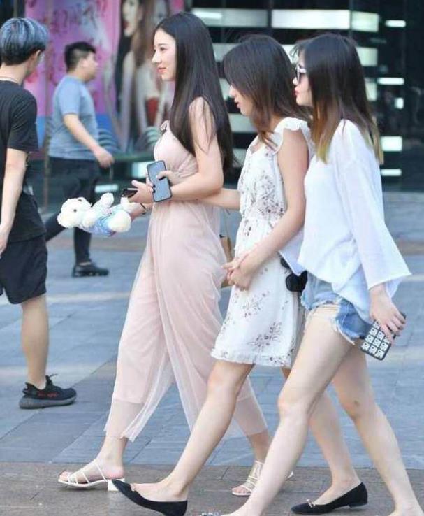  「美女」街拍：皮肤白皙的美女，白色衬衫配百褶裙，时尚魅力十足