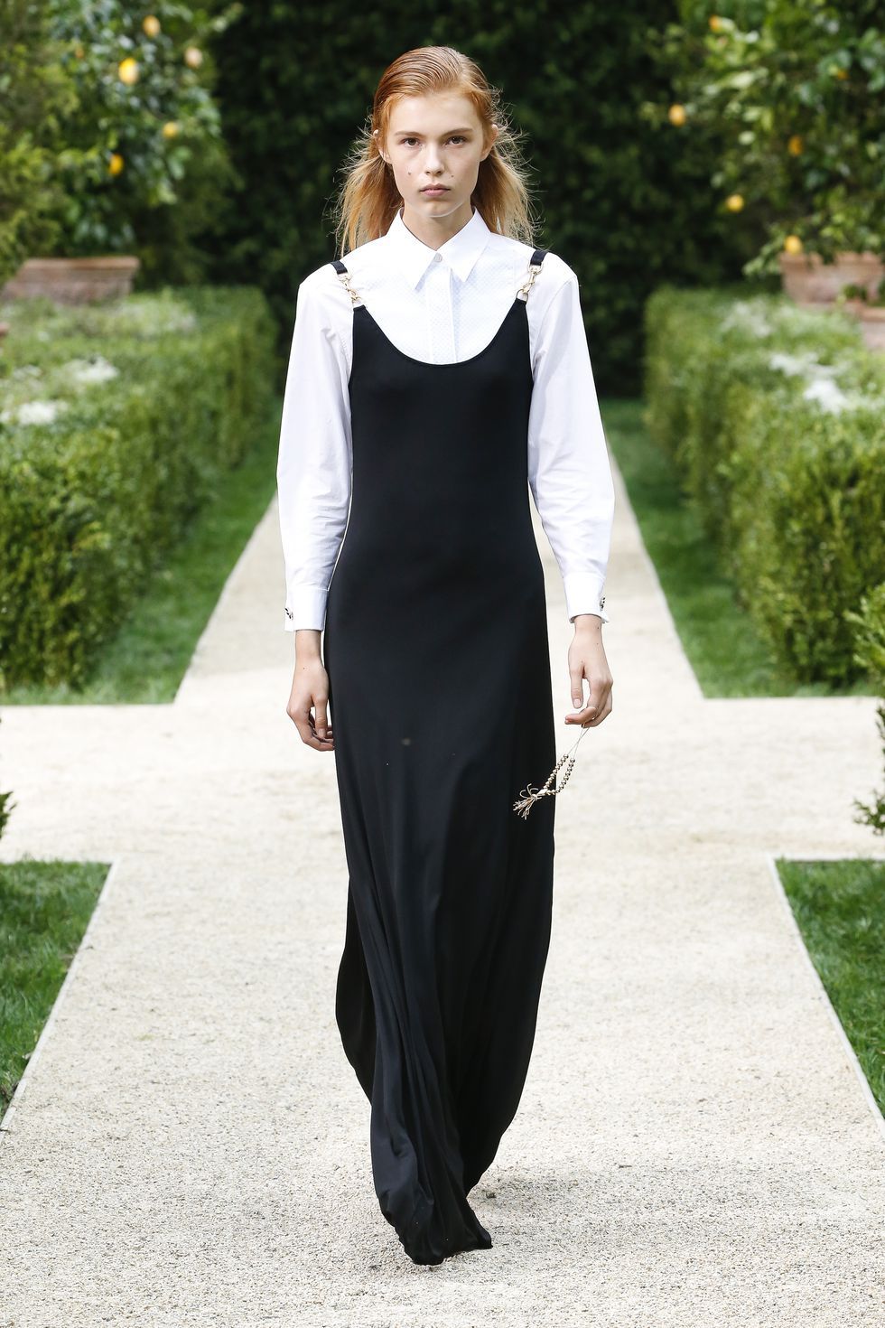 球鞋搭裙装，这种又酷又甜的穿搭方法觉对要学下来!