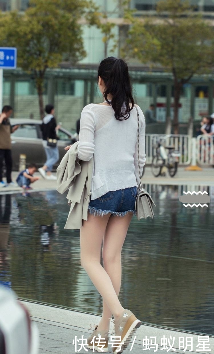  『样子』路人街拍：小姐姐演绎初秋时尚穿搭，温柔大气的样子最美了！