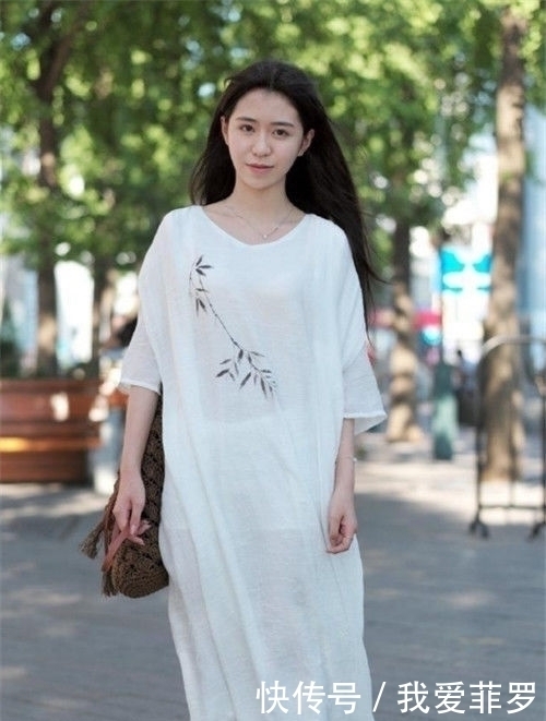 红色|街拍:美女身穿红色的连衣裙,白色的外搭,时尚靓丽有活力