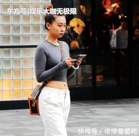  『短袖』街拍：兰质蕙心的美女，一条黑色短袖配黑色短裙，时尚优雅女人味