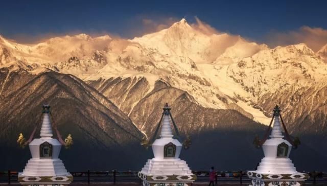 天堂向左,雨崩向右。不去天堂,就去雨崩