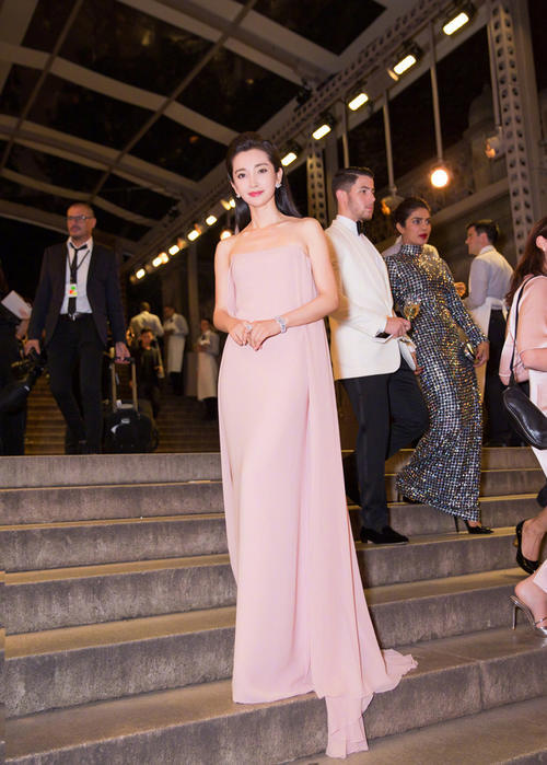 品牌50周年纽约时装秀,孙菲菲、李冰冰台上台下助阵,美艳绝伦!