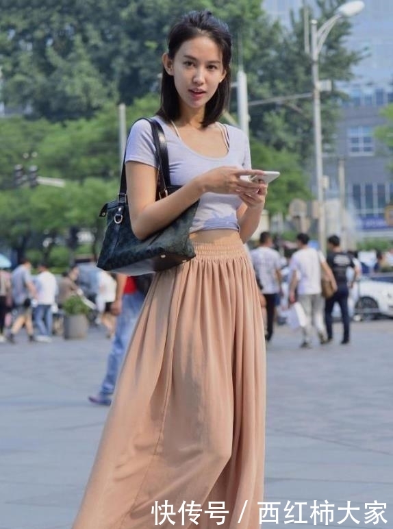  『面孔』街拍：美女的靓丽面孔很是迷人，优雅气质也非常动人