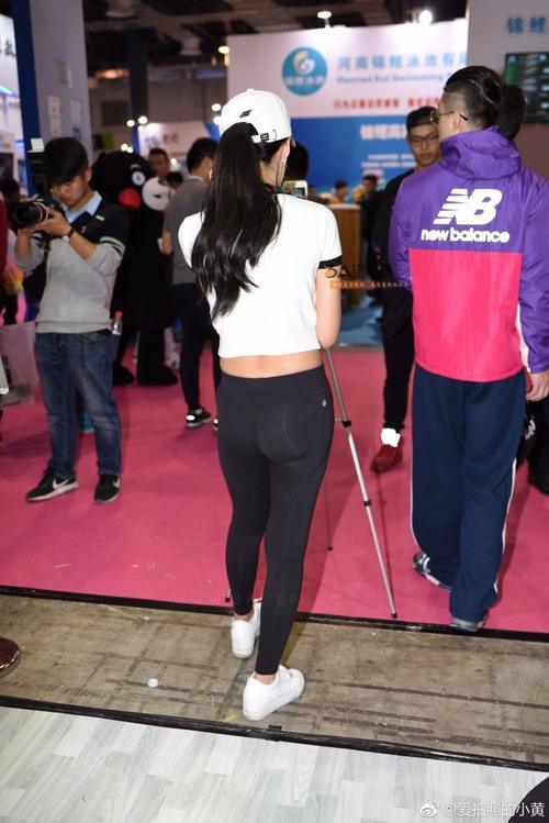 一点点街拍：展会上的美女姐姐在手机开着直播，火辣的身材很性感