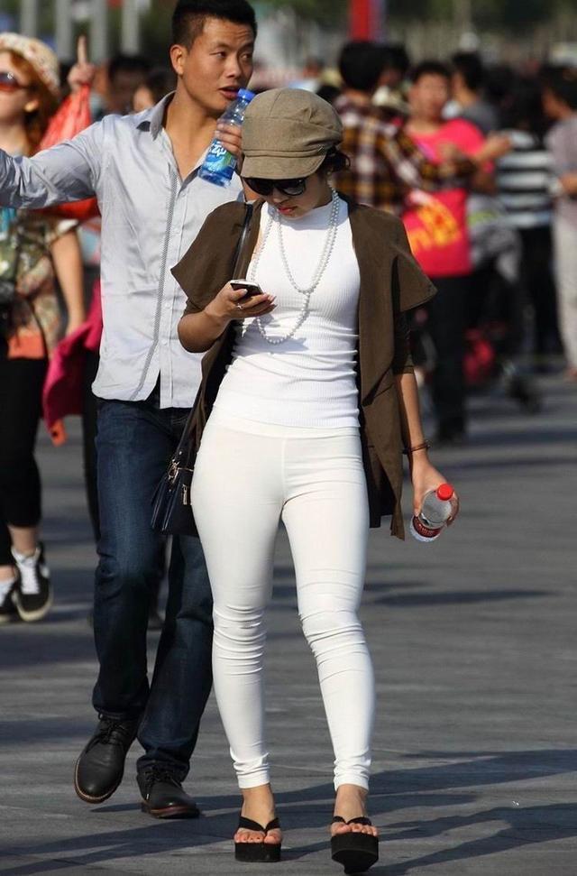 白色紧身裤带来的显瘦效果！