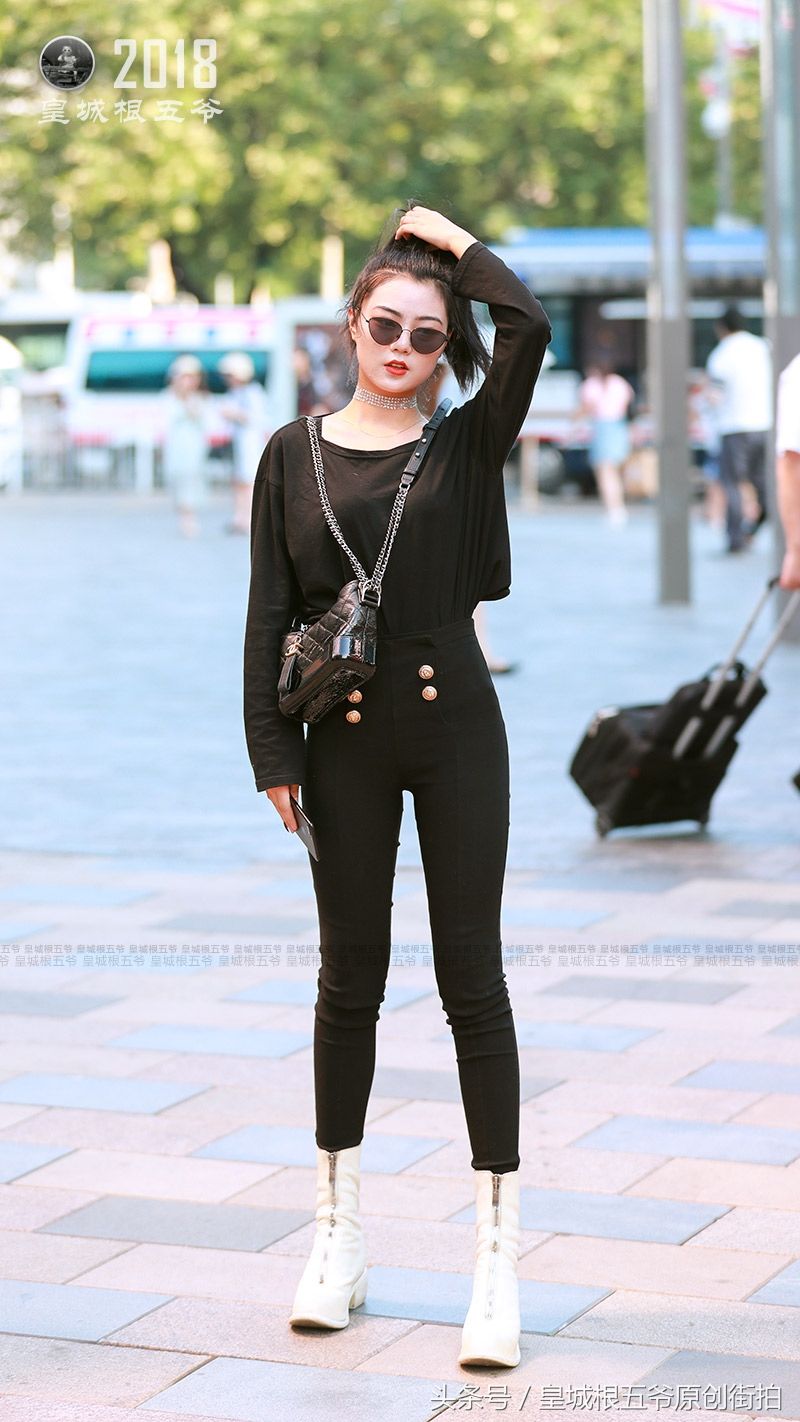 街拍:如何在炎热的夏季穿出清凉和时尚，是时下最热门的话题