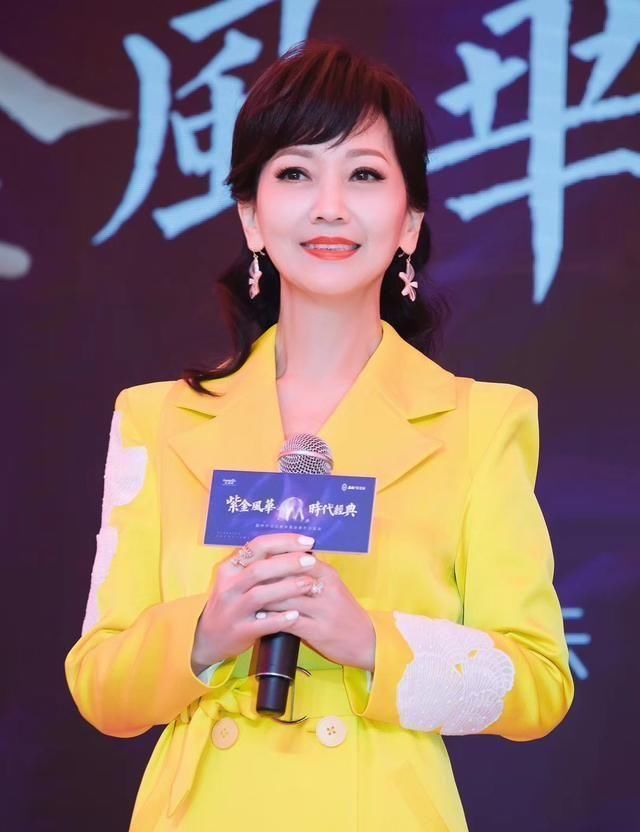  显胖@女人过了50岁，出门少穿这5种“装嫩色”，显胖俗气还掉价