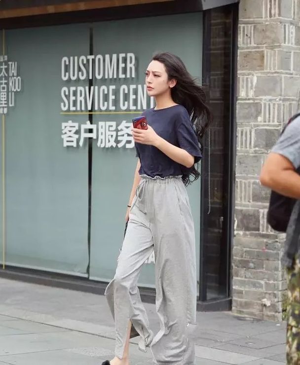  『优雅』街拍：美女白色T恤搭配黑色短裙，身材匀称，步伐优雅