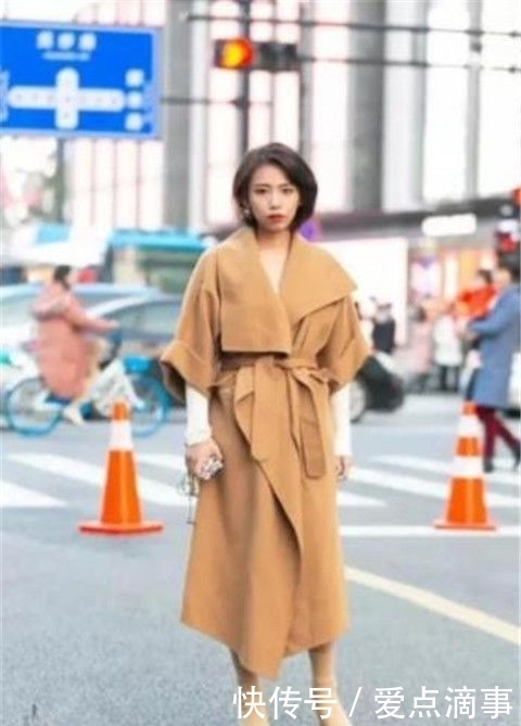#黄色#街拍:姜黄色的长款大衣搭配裸色皮鞋时尚美丽,俏生生的立在街角