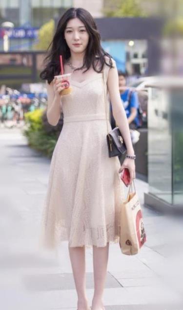 『靓丽』街拍:美女紧身上衣配牛仔裙,身材苗条有致,非常靓丽