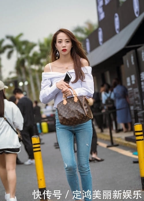 适合|街拍:最适合穿牛仔裤的身材,这曲线看得我差点错过公交车!