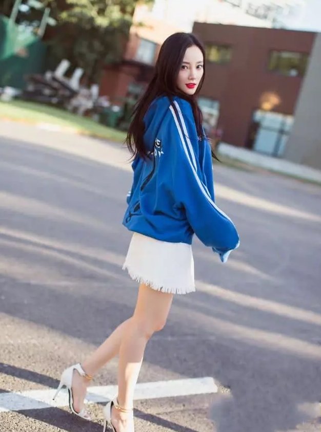 李小璐晒出最新时尚街拍，美出新高度，网友:鞋穿的真个性!