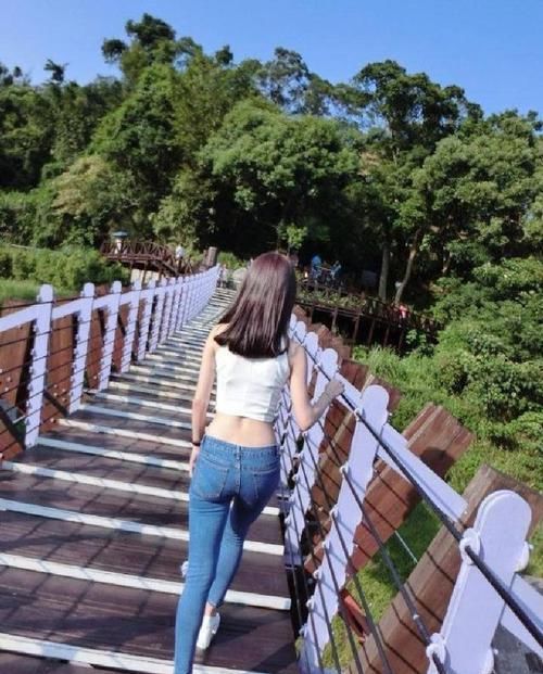  『优雅』穿紧身牛仔裤，展现出身材更凹凸，小姐姐穿出浓浓女人味！