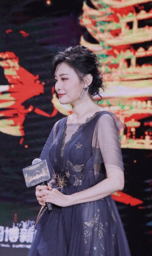 『成熟女性』著名主持人“周涛”真会穿,扎丸子头搭配蕾丝裙减龄时髦,美腻了