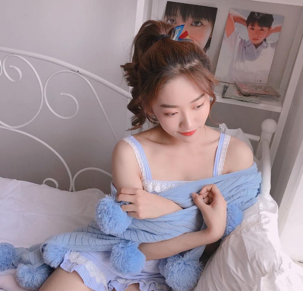 爆乳美女丝袜美腿性感床上美女图片