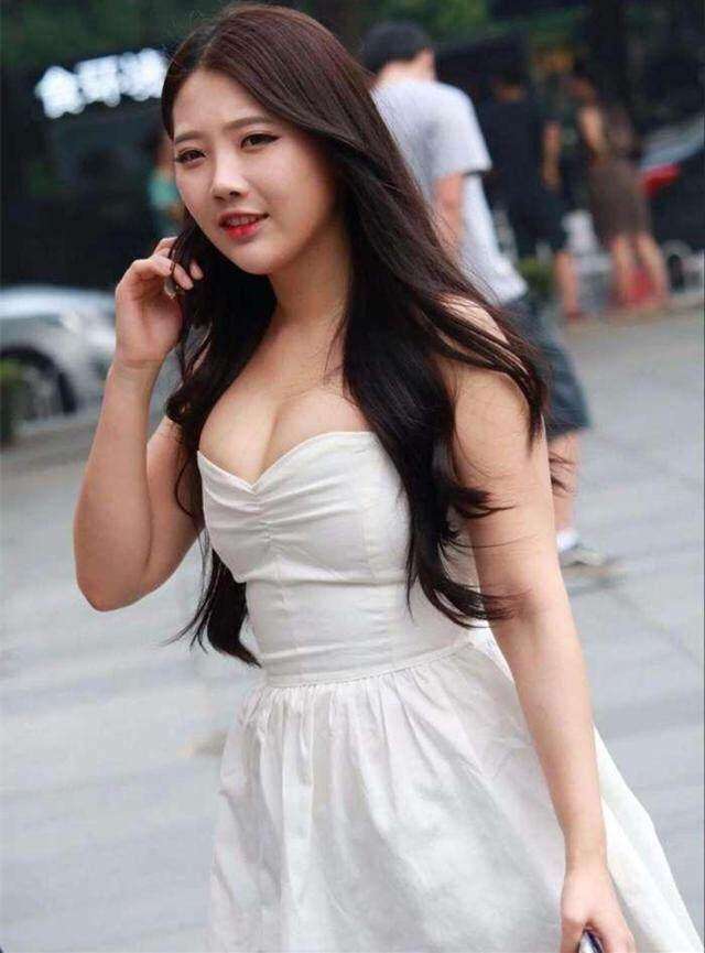 街拍: 丰满白皙的小姐姐, 这裙子明显小了很多啊