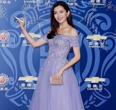 同穿紫色礼服，刘涛优雅大方，宋茜霸气冷艳，刘诗诗温婉柔美