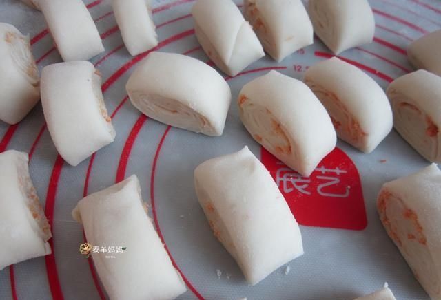 面团:馒头这样做,皮光滑得像剥壳鸡蛋,白嫩暄软,一口一个停不住