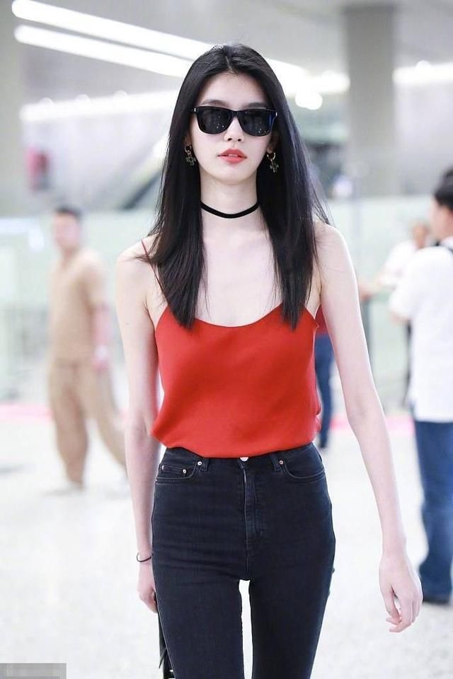 同穿红色，冉莹颖跟其他女星画风就不一样！网友：她在秀事业线！