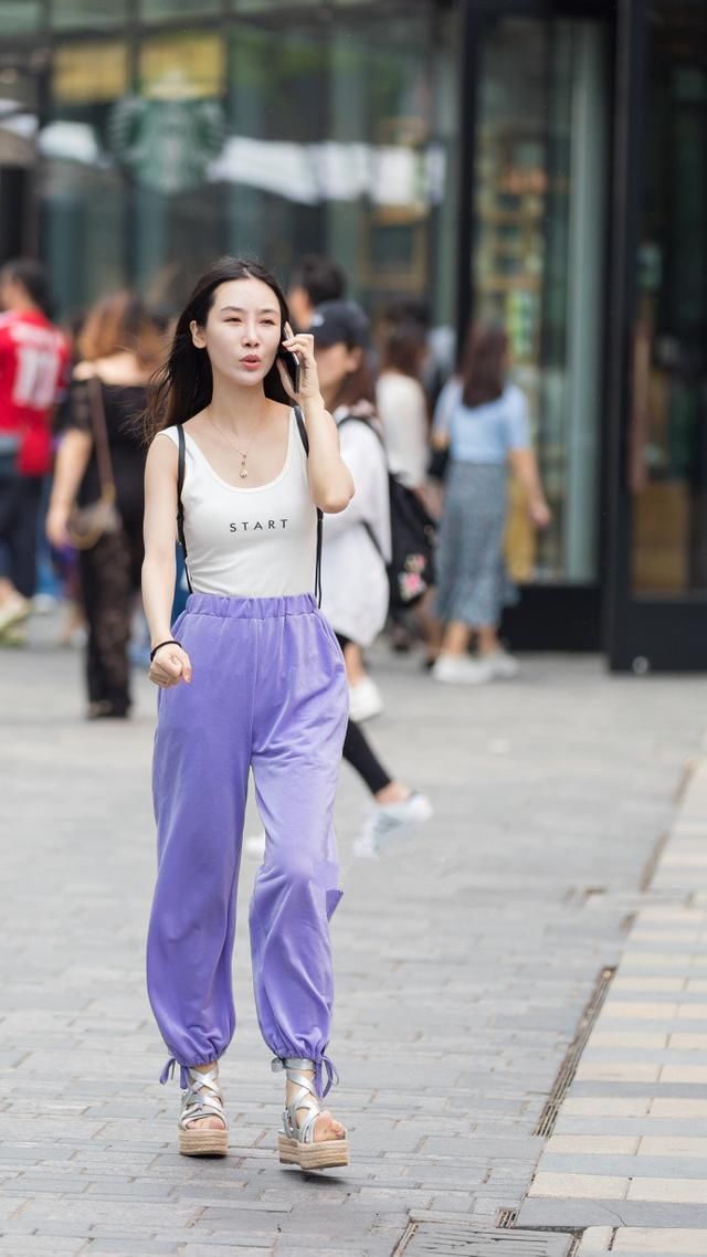 路人街拍，三伏天，穿简约的连衣裙才有女神美!