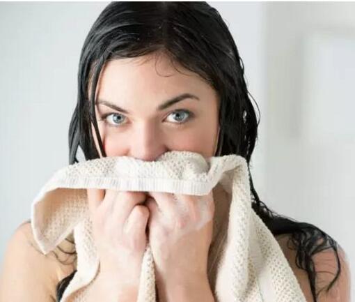 夏季：白醋洗脸杀菌，然后涂蜂蜜加它，祛斑速度如抹布！