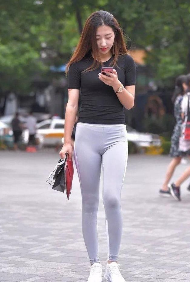 路人街拍:穿红色连衣短裙的小姐姐，腿型十分漂亮性感可爱