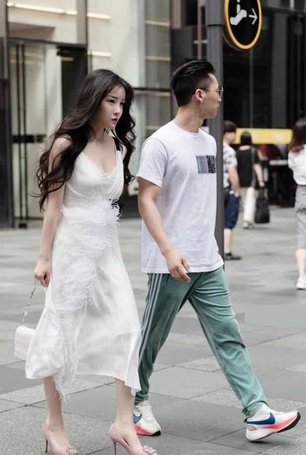  耐克■有种“姐弟恋”叫“你穿耐克，我穿高跟”，一个盛装出行，一个随意穿搭！
