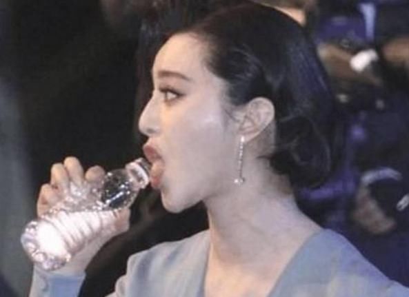 拿矿泉瓶喝水范冰冰另类baby像假喝，对赵丽颖我们欠她一个道歉