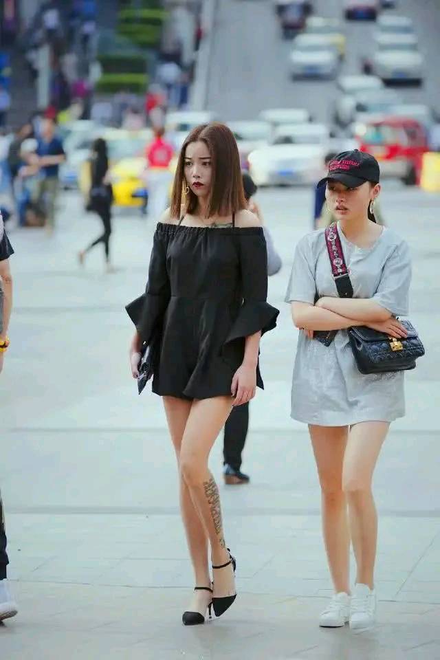 小姐姐■街拍:女生紧身服饰搭配高跟鞋, 秀出女性魅力的好身材