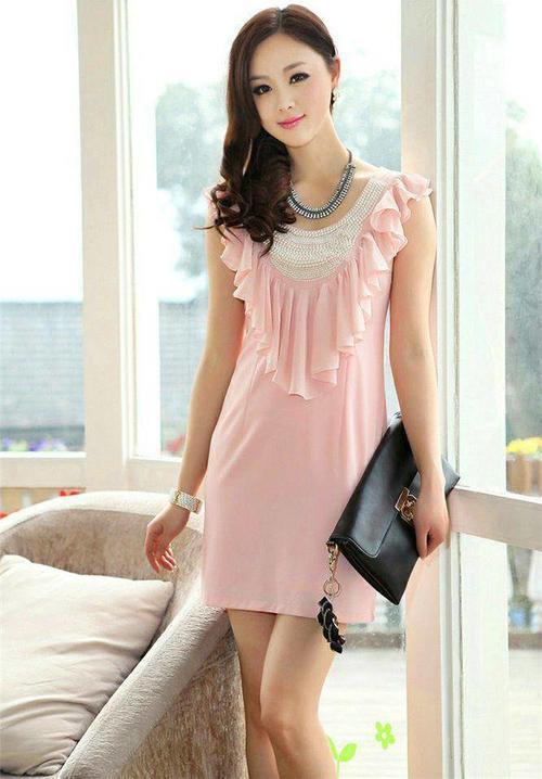 勾勒出玲珑曲线的连衣裙，美女妩媚动人，性感迷人好身段！