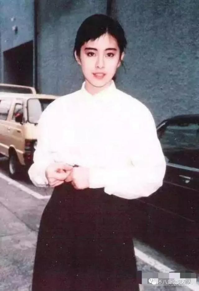 黄圣依虽身价不菲，但衣品却让人头疼，一半裤子一半裙子？