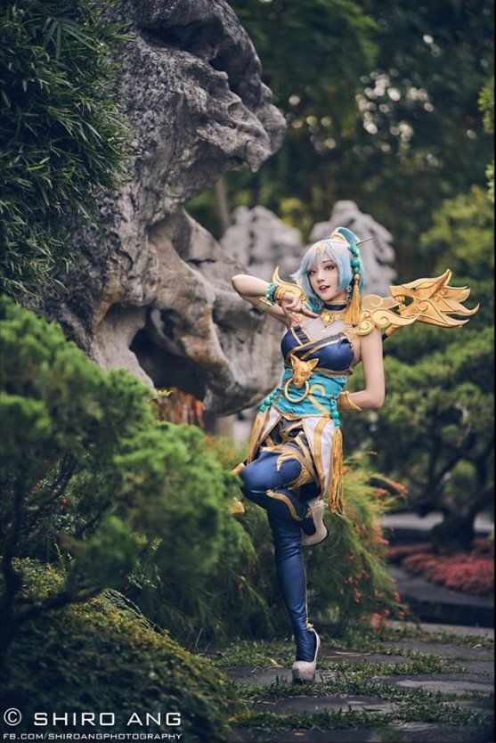 前螺旋猫成员Cos《英雄联盟》拉克丝 性感吸睛!